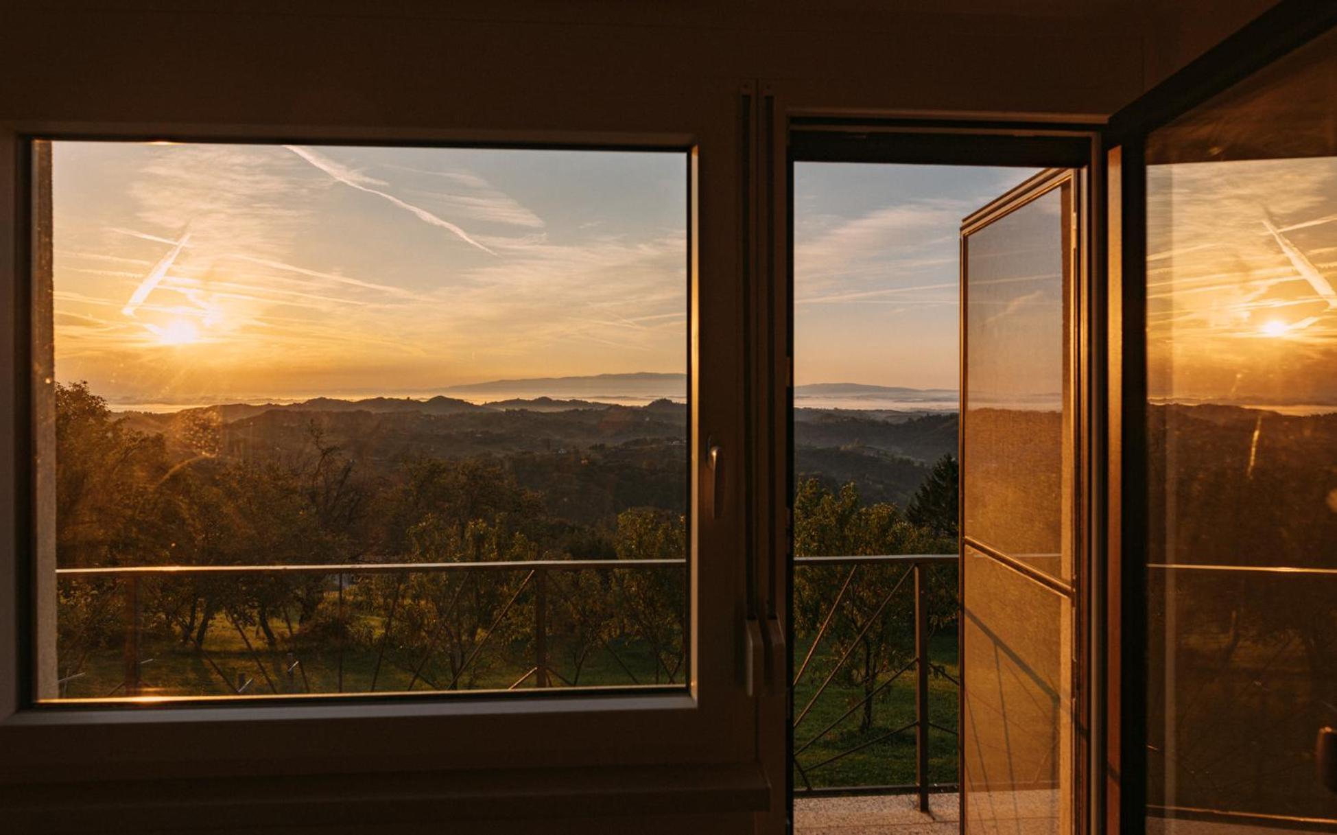 Apartma Hisa Na Ravnah With Hot Tub Pišece Exteriör bild