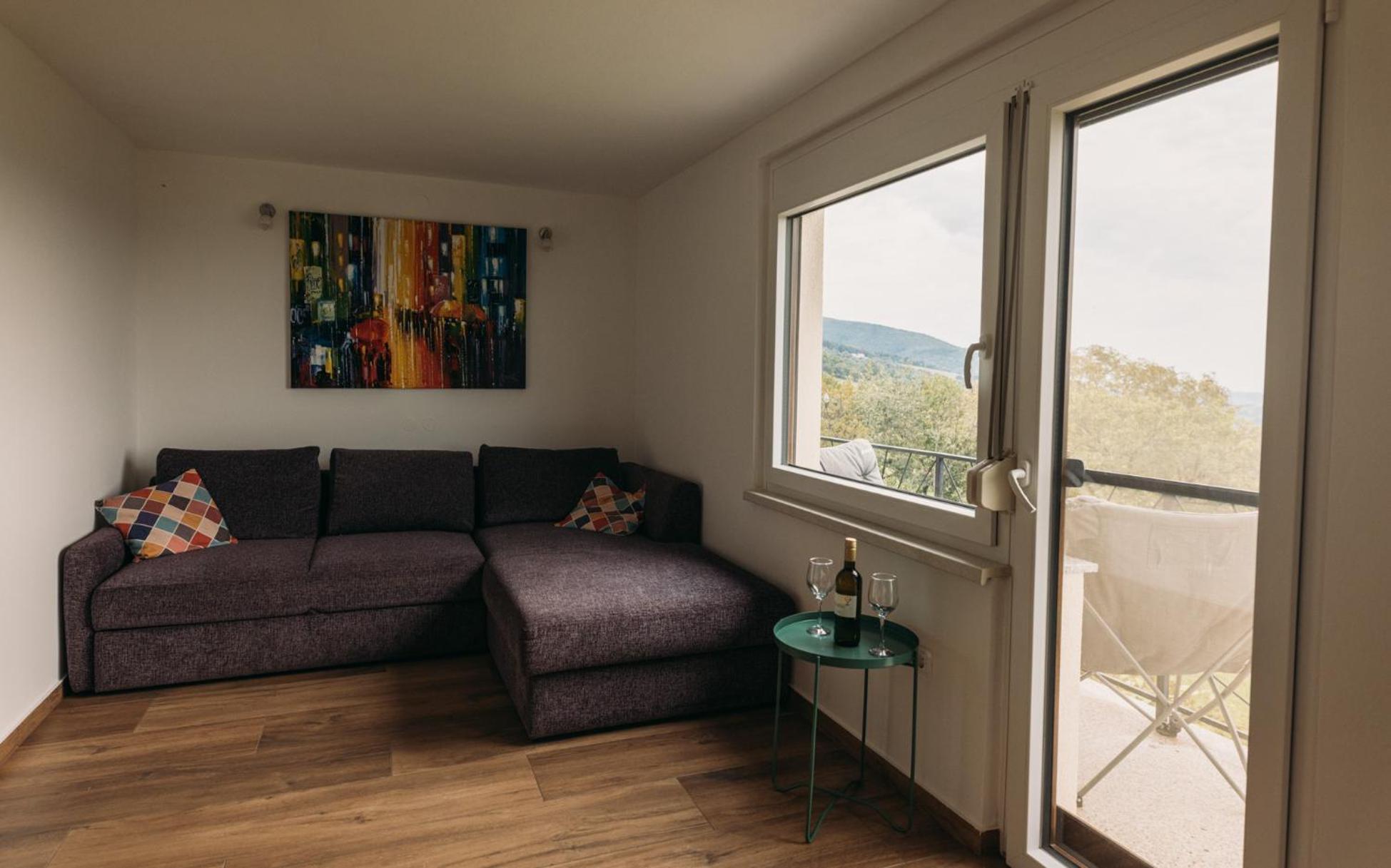 Apartma Hisa Na Ravnah With Hot Tub Pišece Exteriör bild