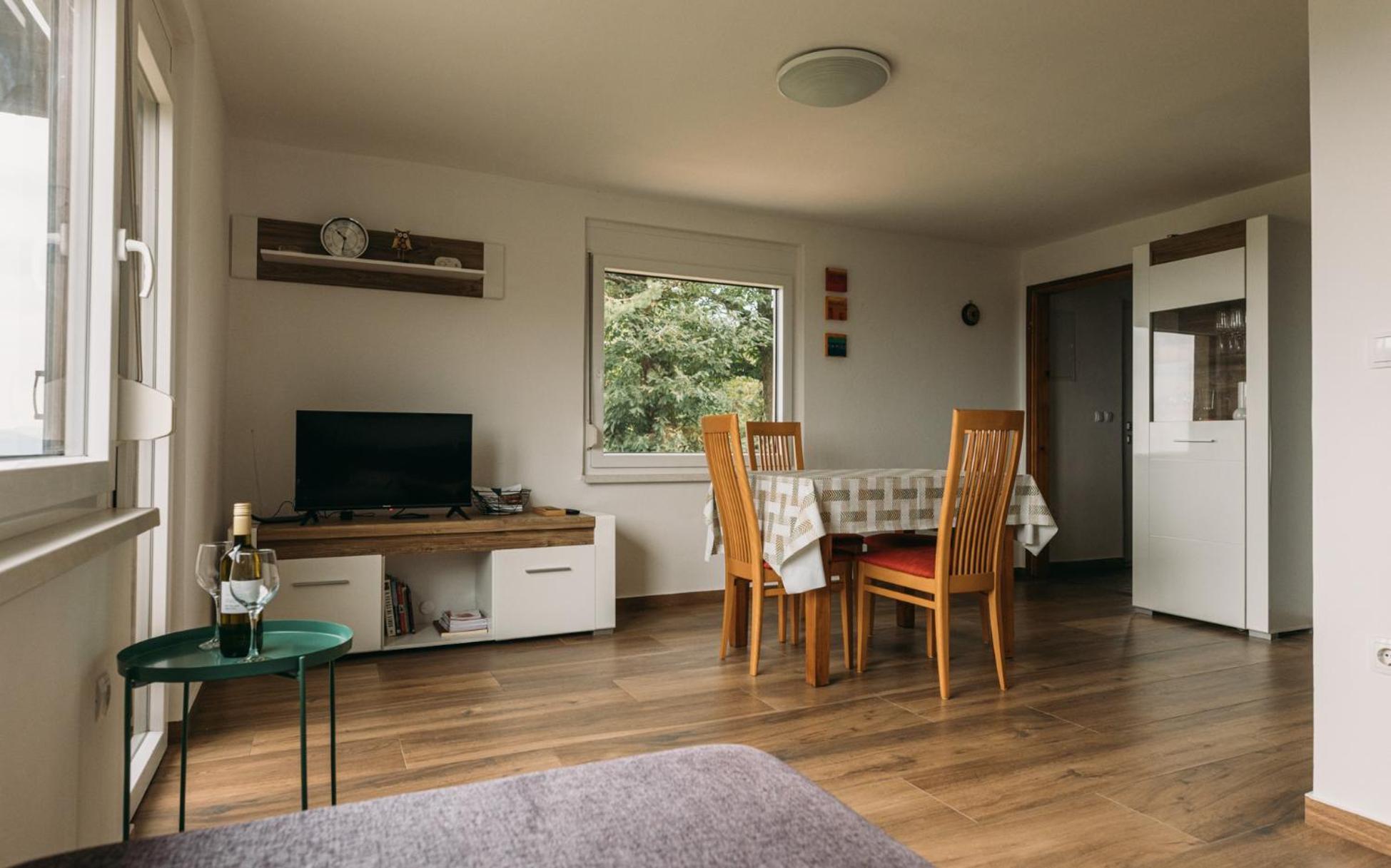 Apartma Hisa Na Ravnah With Hot Tub Pišece Exteriör bild