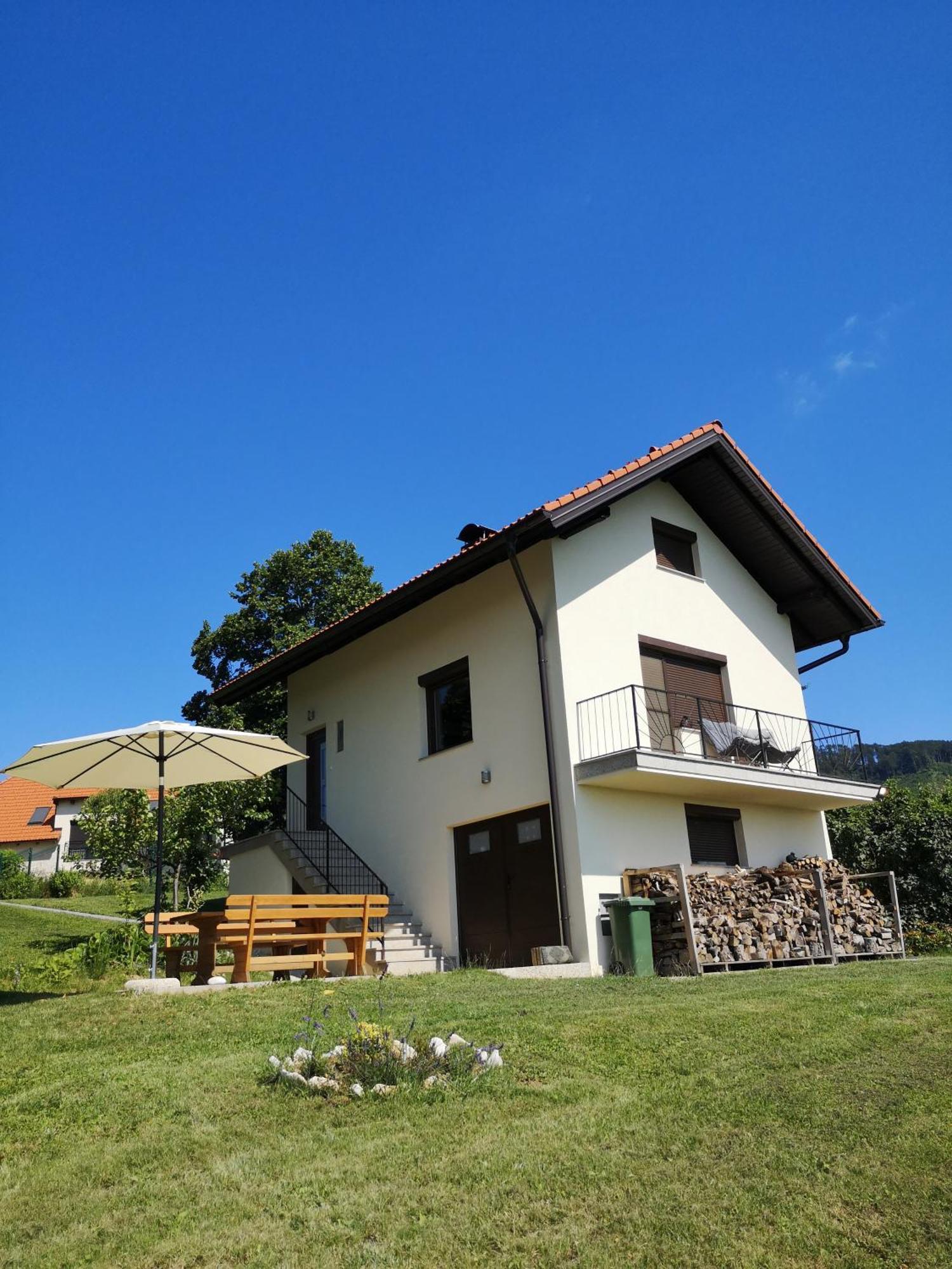 Apartma Hisa Na Ravnah With Hot Tub Pišece Exteriör bild