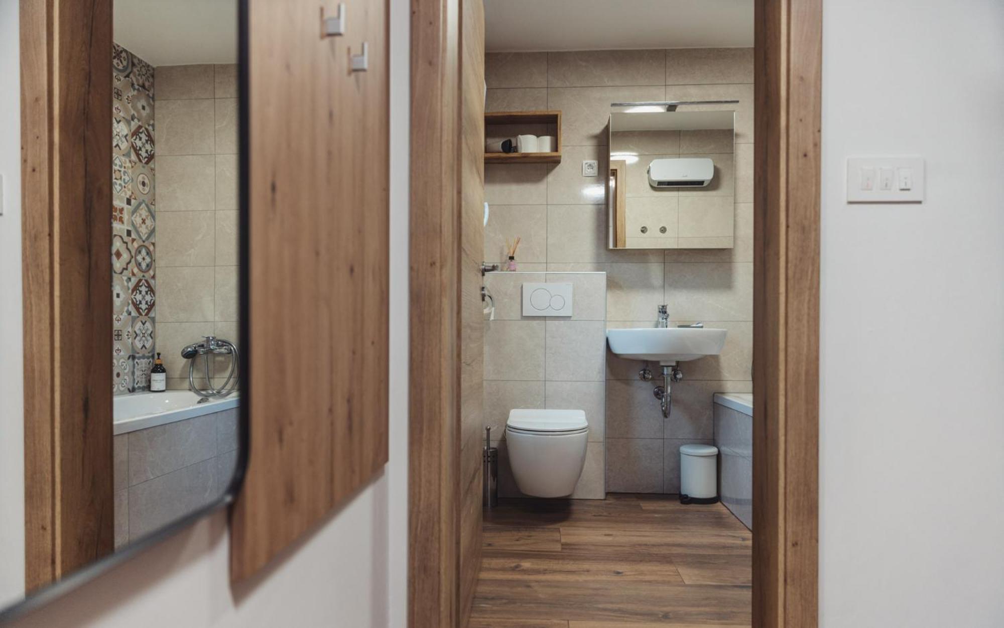 Apartma Hisa Na Ravnah With Hot Tub Pišece Exteriör bild